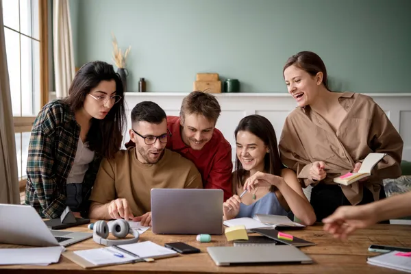 Personas realizando innovación