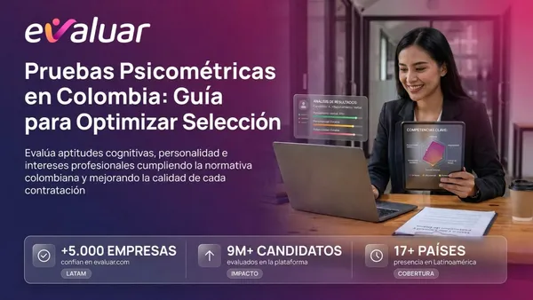Profesional de RRHH analizando resultados de pruebas psicométricas en Colombia con tablet y laptop