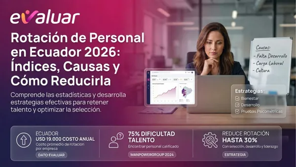 Profesional de recursos humanos analizando el índice de rotación de personal en Ecuador 2026, con estadísticas clave y estrategias de retención de talento