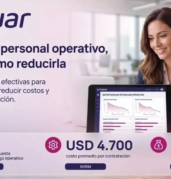Profesional de RRHH revisa un tablero de rotación de personal operativo con indicadores de retención en LATAM