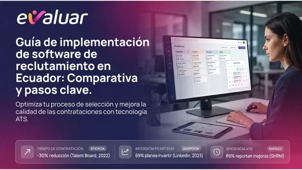 Profesional de RRHH gestionando candidatos en software de reclutamiento en Ecuador con dashboard ATS en pantalla